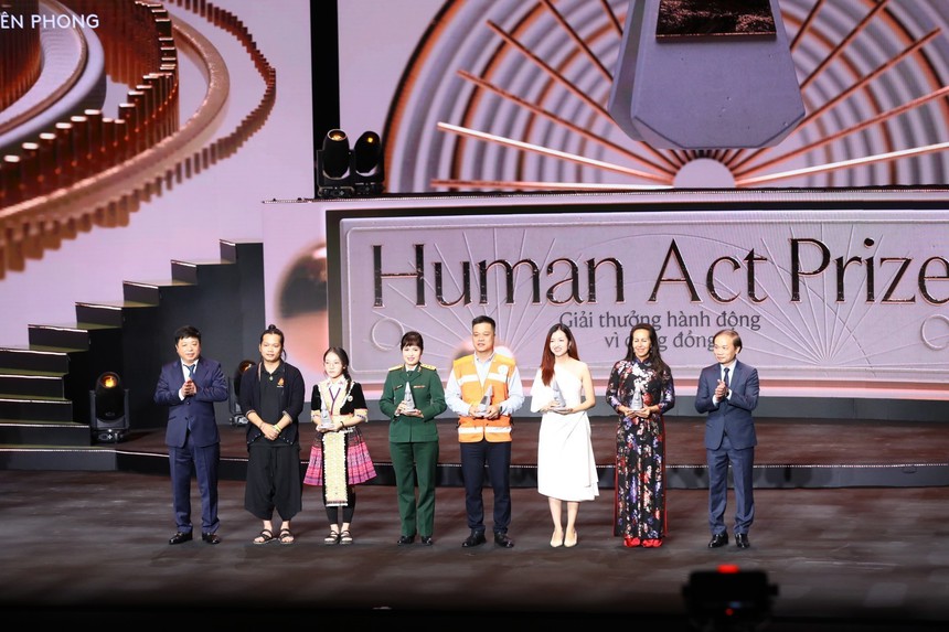 Tôn vinh các tổ chức, cá nhân có đóng góp tích cực cho xã hội - Ảnh 3.