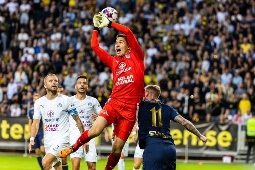 Filip Nguyễn mắc sai lầm lọt háng, nhận bàn thua khiến đội bóng thua tiếc nuối trên sân nhà - Ảnh 3.