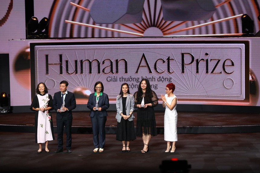 Tôn vinh các tổ chức, cá nhân có đóng góp tích cực cho xã hội - Ảnh 2.