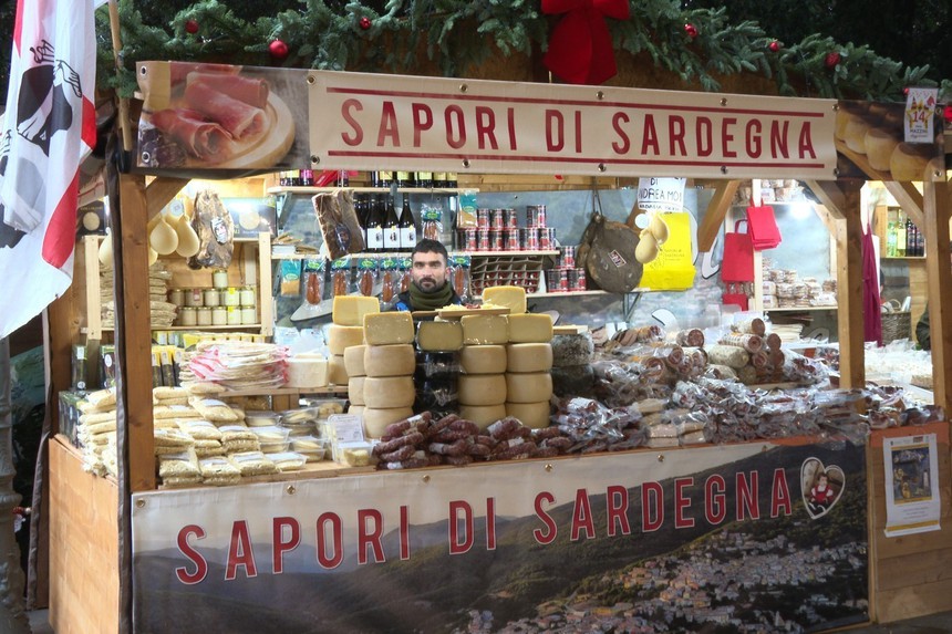 Người tiêu dùng Italy 'mặn mà' trở lại với chợ Giáng sinh truyền thống - Ảnh 2.