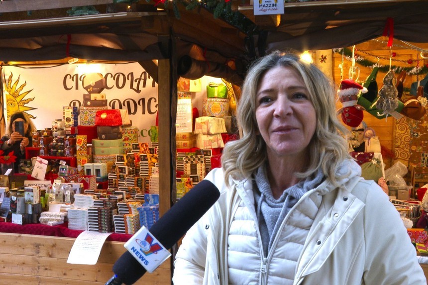 Người tiêu dùng Italy 'mặn mà' trở lại với chợ Giáng sinh truyền thống - Ảnh 1.