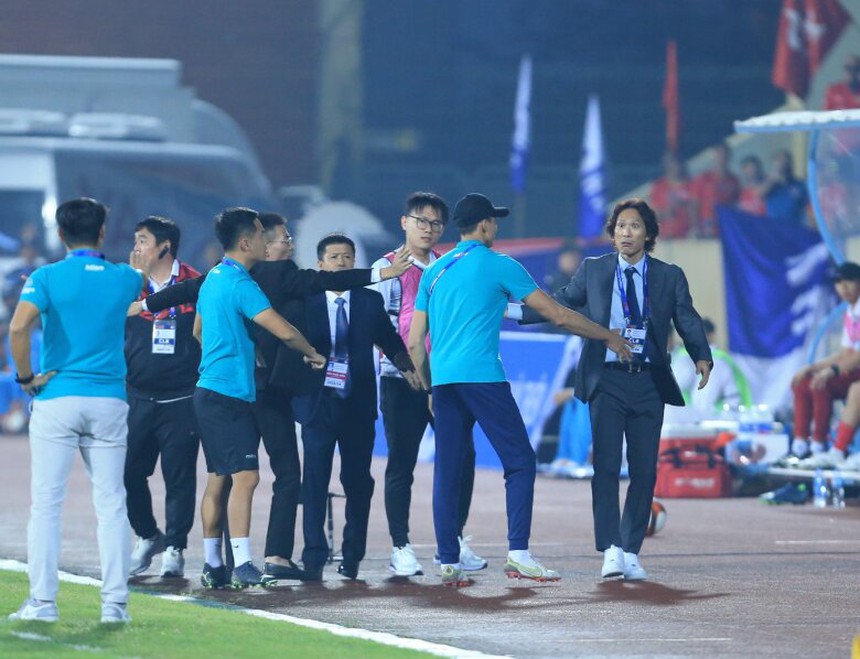 HLV Gong Oh Kyun và cầu thủ Văn Kiên thoát án phạt HLV Gong Oh Kyun và cầu thủ Văn Kiên thoát án phạt