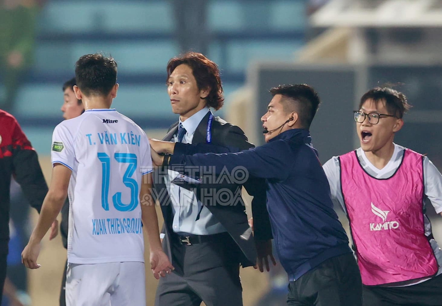Dù thoát án phạt của VFF, HLV Gong Oh Kyun và hậu vệ Văn Kiên vẫn sẽ bị VPF nhắc nhở - Ảnh 2.
