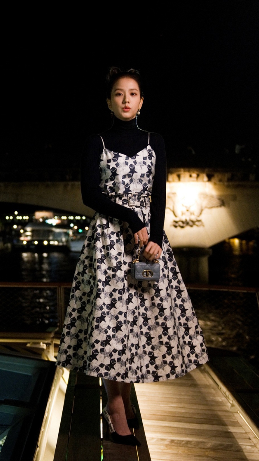 Vẻ ngoài mùa Đông lộng lẫy nhất của Jisoo Blackpink - Ảnh 4. Vẻ ngoài mùa Đông lộng lẫy nhất của Jisoo Blackpink - Ảnh 4.