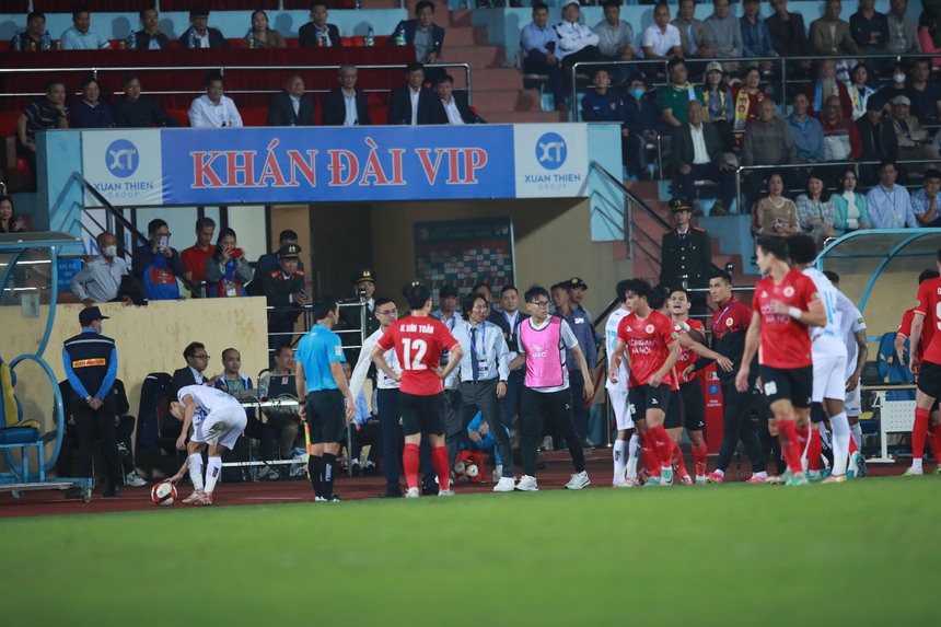 HLV Gong Oh Kyun ‘thoát án’ phạt, Phó Trưởng đoàn CLB Bình Định và bác sỹ đội Thanh Hóa bị phạt nặng - Ảnh 2. HLV Gong Oh Kyun ‘thoát án’ phạt, Phó Trưởng đoàn CLB Bình Định và bác sỹ đội Thanh Hóa bị phạt nặng - Ảnh 2.