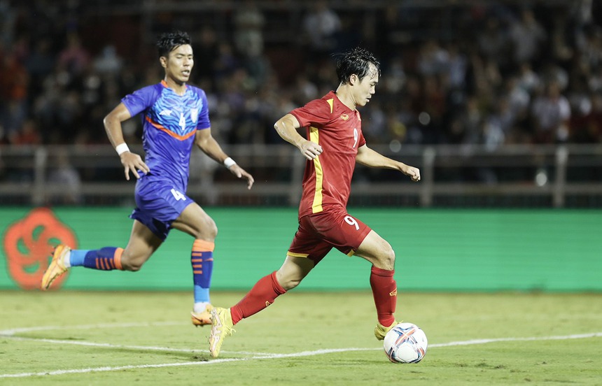 Đường chuyền điểm 10 từ Hùng Dũng giúp 'thần gió' của ĐT Việt Nam chấm dứt cơn khát bàn thắng kéo dài khó tin - Ảnh 2.