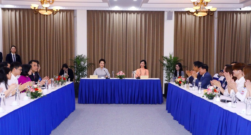 Phu nhân Chủ tịch nước Võ Văn Thưởng và Phu nhân Tổng Bí thư, Chủ tịch nước Trung Quốc Tập Cận Bình giao lưu với sinh viên - Ảnh 3. Phu nhân Chủ tịch nước Võ Văn Thưởng và Phu nhân Tổng Bí thư, Chủ tịch nước Trung Quốc Tập Cận Bình giao lưu với sinh viên - Ảnh 3.