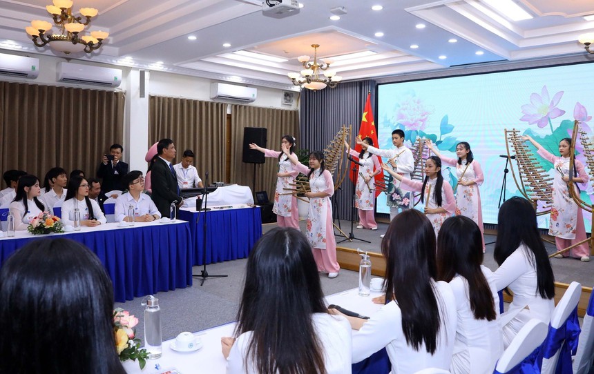 Phu nhân Chủ tịch nước Võ Văn Thưởng và Phu nhân Tổng Bí thư, Chủ tịch nước Trung Quốc Tập Cận Bình giao lưu với sinh viên - Ảnh 6. Phu nhân Chủ tịch nước Võ Văn Thưởng và Phu nhân Tổng Bí thư, Chủ tịch nước Trung Quốc Tập Cận Bình giao lưu với sinh viên - Ảnh 6.