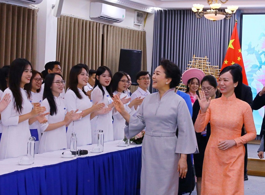 Phu nhân Chủ tịch nước Võ Văn Thưởng và Phu nhân Tổng Bí thư, Chủ tịch nước Trung Quốc Tập Cận Bình giao lưu với sinh viên - Ảnh 2. Phu nhân Chủ tịch nước Võ Văn Thưởng và Phu nhân Tổng Bí thư, Chủ tịch nước Trung Quốc Tập Cận Bình giao lưu với sinh viên - Ảnh 2.