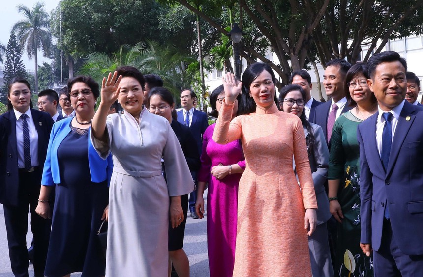 Phu nhân Chủ tịch nước Võ Văn Thưởng và Phu nhân Tổng Bí thư, Chủ tịch nước Trung Quốc Tập Cận Bình giao lưu với sinh viên - Ảnh 1. Phu nhân Chủ tịch nước Võ Văn Thưởng và Phu nhân Tổng Bí thư, Chủ tịch nước Trung Quốc Tập Cận Bình giao lưu với sinh viên - Ảnh 1.