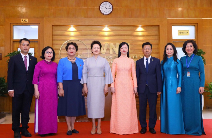 Phu nhân Chủ tịch nước Võ Văn Thưởng và Phu nhân Tổng Bí thư, Chủ tịch nước Trung Quốc Tập Cận Bình giao lưu với sinh viên - Ảnh 9. Phu nhân Chủ tịch nước Võ Văn Thưởng và Phu nhân Tổng Bí thư, Chủ tịch nước Trung Quốc Tập Cận Bình giao lưu với sinh viên - Ảnh 9.