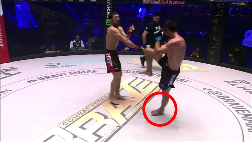 Võ sĩ MMA tung cước hụt, xin chịu ngay lập tức vì vấn đề hy hữu - Ảnh 3.