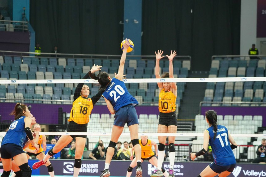 2023 là năm thi đấu rất ấn tượng của chủ công Trần Tú Linh (số 20)