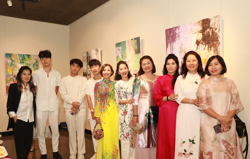 Nghệ sĩ múa ballet Hoàng Lan mở triển lãm tranh cá nhân đầu tiên sau 20 năm ấp ủ - Ảnh 1.