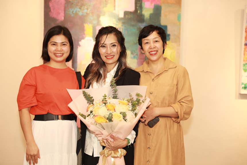 Nghệ sĩ múa ballet Hoàng Lan mở triển lãm tranh cá nhân đầu tiên sau 20 năm ấp ủ - Ảnh 2.