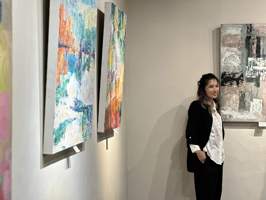 Nghệ sĩ múa ballet Hoàng Lan mở triển lãm tranh cá nhân đầu tiên sau 20 năm ấp ủ - Ảnh 9.