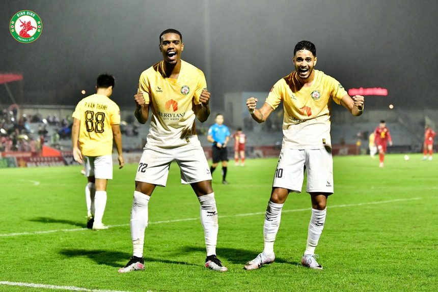 Văn Lâm cản phá 11m, sửa sai cho Đình Trọng - Ảnh 2.