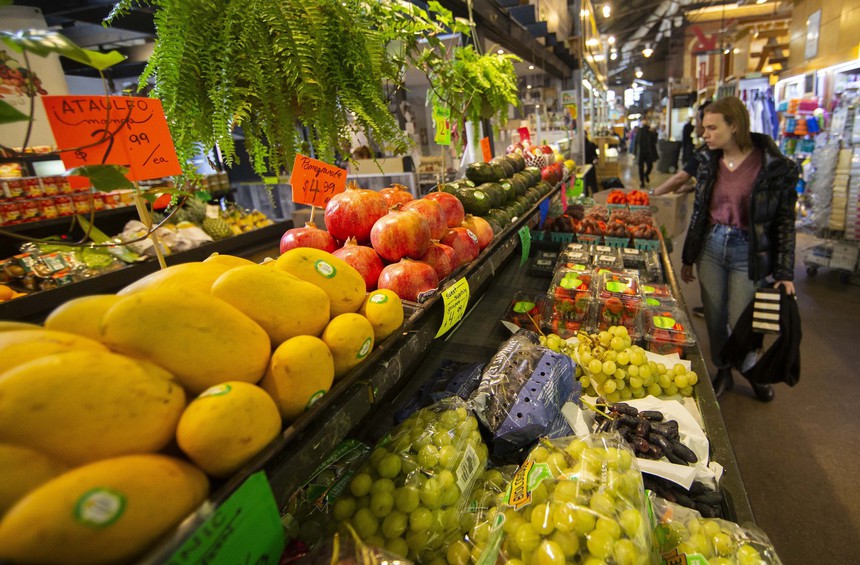 Áp lực lạm phát khiến người dân Canada thay đổi thói quen tiêu dùng - Ảnh 1. Áp lực lạm phát khiến người dân Canada thay đổi thói quen tiêu dùng - Ảnh 1.