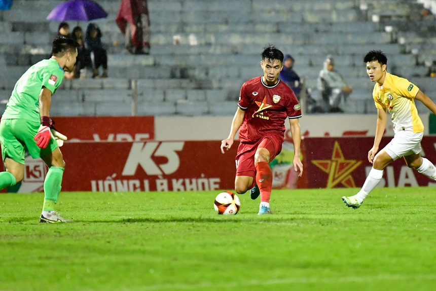 Văn Lâm cản phá 11m, sửa sai cho Đình Trọng - Ảnh 3.