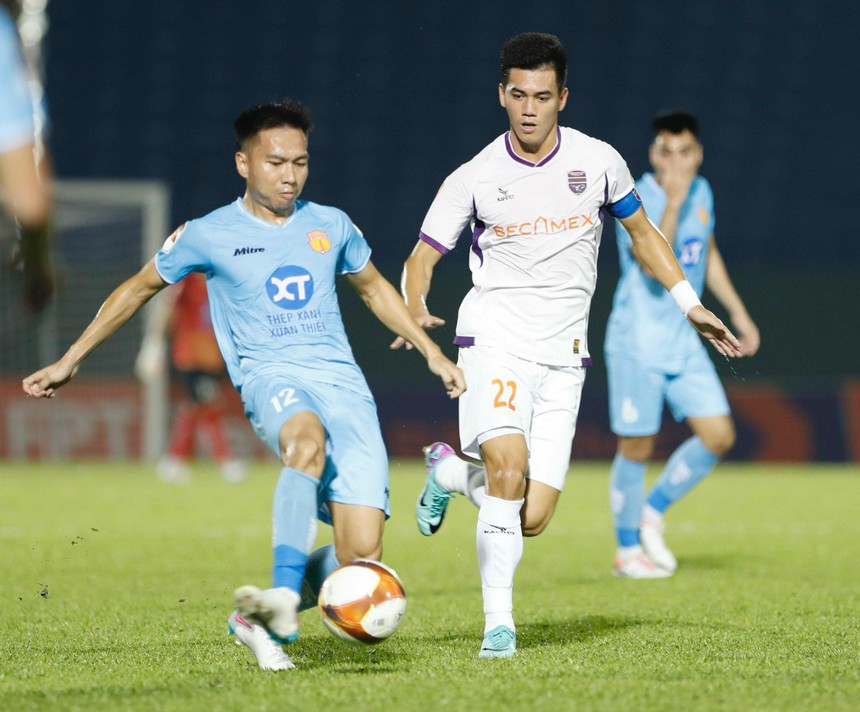 HLV Vũ Hồng Việt: "Nam Định thua vì không tận dụng tốt cơ hội như Bình Dương" - Ảnh 2.