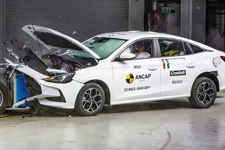 Tin xe hôm nay 16/12: Sedan hạng C rẻ nhất Việt Nam bị đánh giá cực kém an toàn, hai anh em ở Bình Dương chi hơn 15 tỷ tậu Land Rover giới hạn - Ảnh 2. Tin xe hôm nay 16/12: Sedan hạng C rẻ nhất Việt Nam bị đánh giá cực kém an toàn, hai anh em ở Bình Dương chi hơn 15 tỷ tậu Land Rover giới hạn - Ảnh 2.