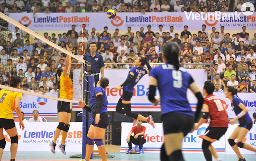 Ngân hàng Công Thương (áo xanh) từng giành chiến thắng gây tranh cãi trước Thanh Hóa ở bán kết cúp Hùng Vương 2016 sau quyết định sai của trọng tài