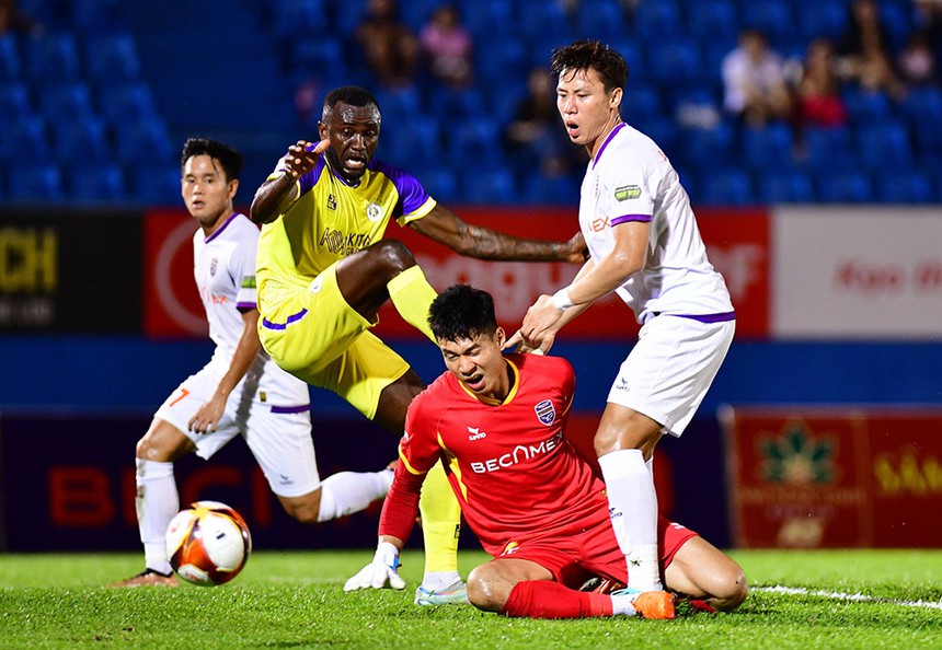 Ngọc Hải cứu thua, Bình Dương vẫn tụt hạng - Ảnh 1. Ngọc Hải cứu thua, Bình Dương vẫn tụt hạng - Ảnh 1.