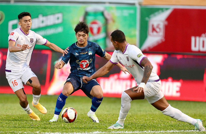 Dàn sao HAGL tụt dốc cùng HLV Kiatisuk - Ảnh 2.