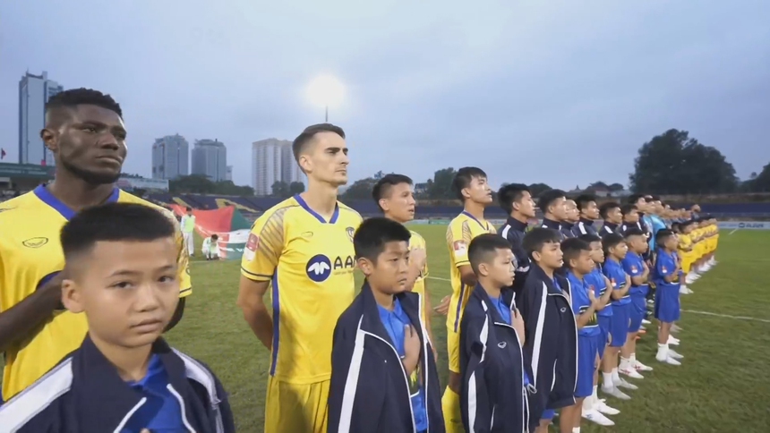 Cầu thủ SLNA ghi điểm với hành động ấm áp với các em nhỏ trước trận gặp HAGL - Ảnh 2.