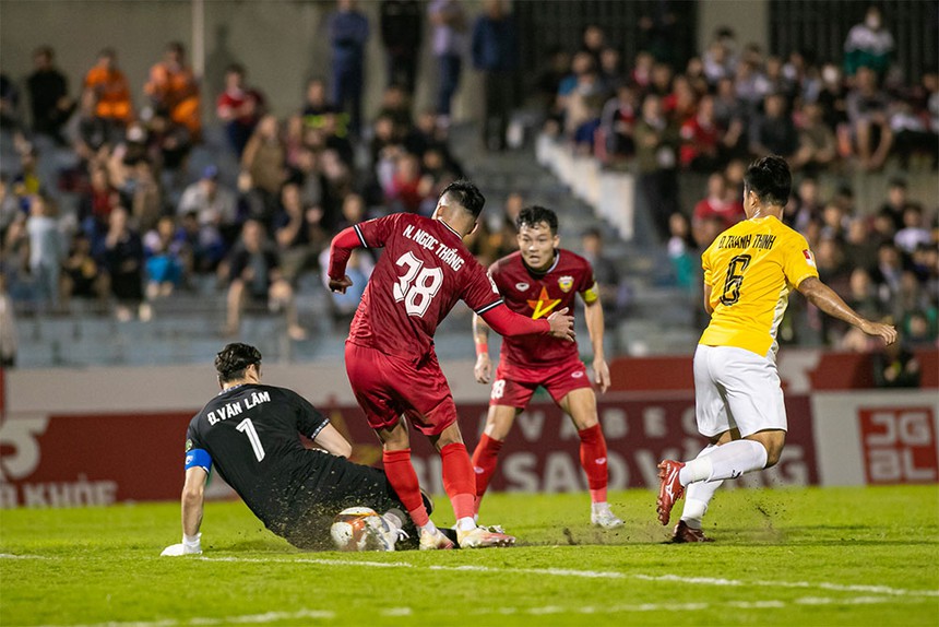 Tin nóng bóng đá Việt 17/12: Tuấn Hải bất ngờ vì được đề cử QBV, Đình Bắc thừa nhận V-League khắc nghiệt - Ảnh 4.