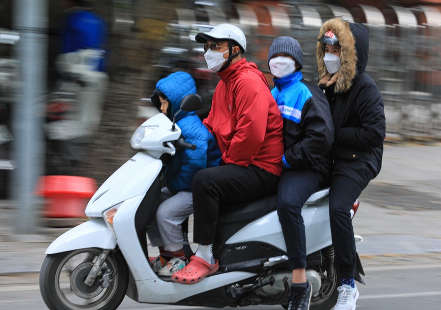 Hình ảnh người dân Hà Nội đón đợt rét đậm nhất từ đầu mùa - Ảnh 3. Hình ảnh người dân Hà Nội đón đợt rét đậm nhất từ đầu mùa - Ảnh 3.