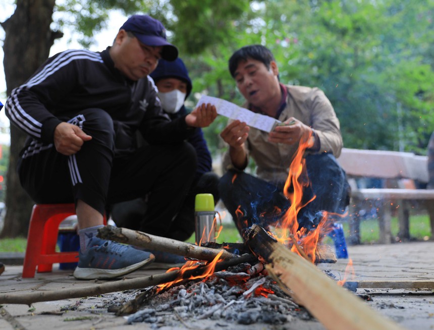 Hình ảnh người dân Hà Nội đón đợt rét đậm nhất từ đầu mùa - Ảnh 2. Hình ảnh người dân Hà Nội đón đợt rét đậm nhất từ đầu mùa - Ảnh 2.