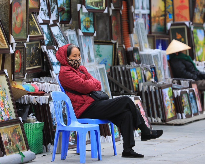 Hình ảnh người dân Hà Nội đón đợt rét đậm nhất từ đầu mùa - Ảnh 9. Hình ảnh người dân Hà Nội đón đợt rét đậm nhất từ đầu mùa - Ảnh 9.