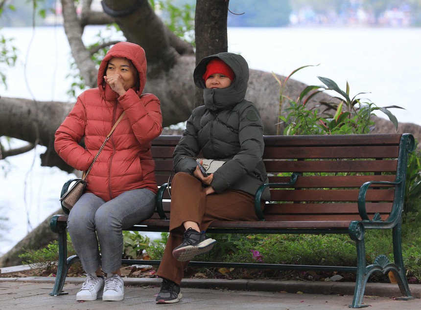 Hình ảnh người dân Hà Nội đón đợt rét đậm nhất từ đầu mùa - Ảnh 5. Hình ảnh người dân Hà Nội đón đợt rét đậm nhất từ đầu mùa - Ảnh 5.