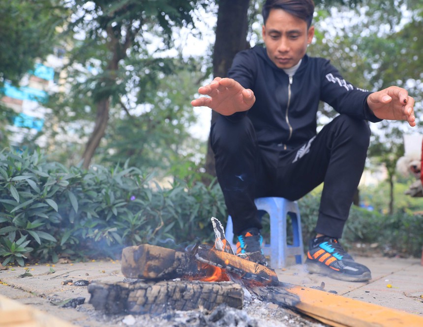 Hình ảnh người dân Hà Nội đón đợt rét đậm nhất từ đầu mùa - Ảnh 12. Hình ảnh người dân Hà Nội đón đợt rét đậm nhất từ đầu mùa - Ảnh 12.