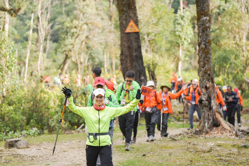 Gần 500 người xuyên đêm leo Fansipan để bứt phá bản thân - Ảnh 2.