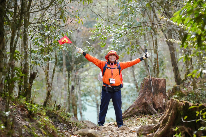 Gần 500 người xuyên đêm leo Fansipan để bứt phá bản thân - Ảnh 4.