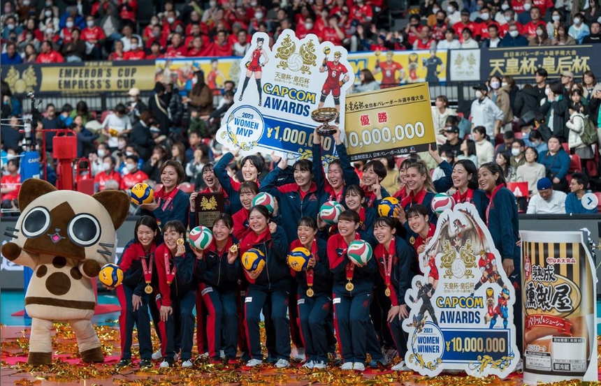 Đối thủ mới nhất của Thanh Thúy ở Nhật Bản: Vợ giành cúp Thiên Hậu, chồng đoạt cúp Thiên Hoàng, cả hai đều hay nhất giải - Ảnh 2.