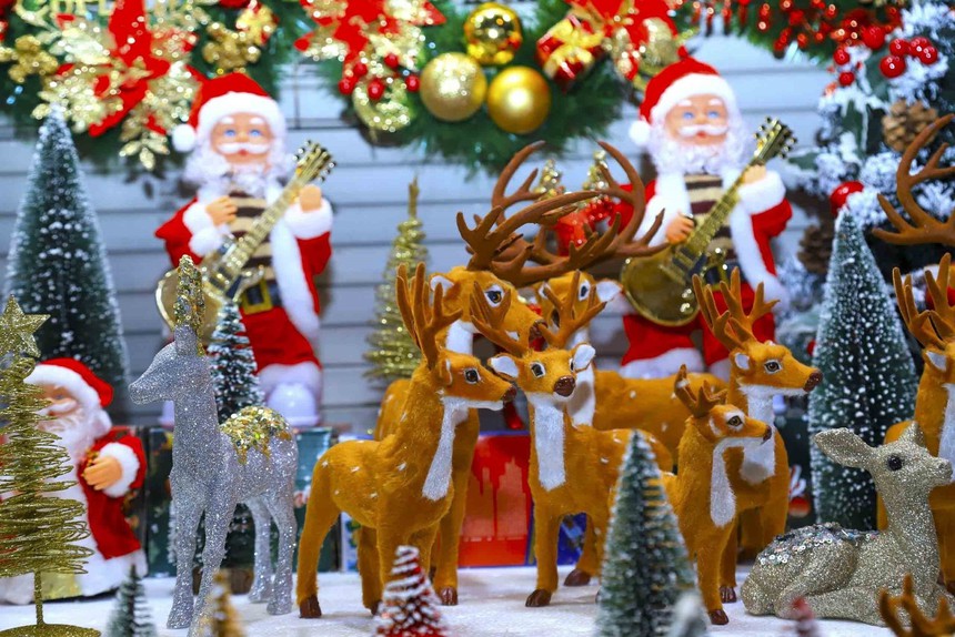 Hà Nội: Phố Hàng Mã rực rỡ trước thềm Giáng sinh - Ảnh 1. Hà Nội: Phố Hàng Mã rực rỡ trước thềm Giáng sinh - Ảnh 1.