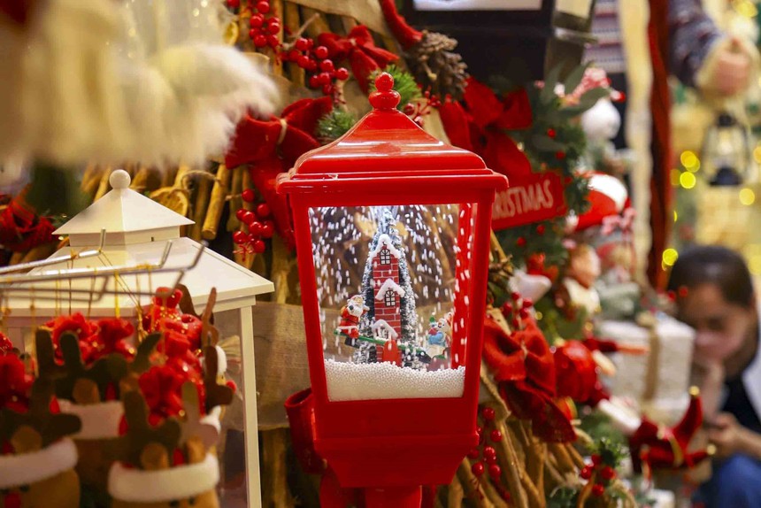 Hà Nội: Phố Hàng Mã rực rỡ trước thềm Giáng sinh - Ảnh 3. Hà Nội: Phố Hàng Mã rực rỡ trước thềm Giáng sinh - Ảnh 3.