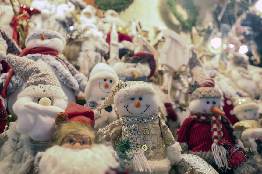 Hà Nội: Phố Hàng Mã rực rỡ trước thềm Giáng sinh - Ảnh 4. Hà Nội: Phố Hàng Mã rực rỡ trước thềm Giáng sinh - Ảnh 4.