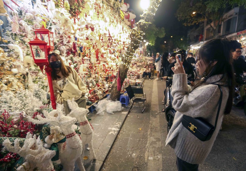 Hà Nội: Phố Hàng Mã rực rỡ trước thềm Giáng sinh - Ảnh 8. Hà Nội: Phố Hàng Mã rực rỡ trước thềm Giáng sinh - Ảnh 8.