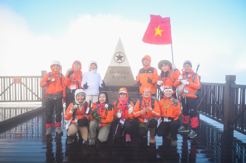Gần 500 người xuyên đêm leo Fansipan để bứt phá bản thân - Ảnh 5.