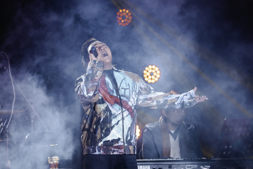 Khán giả hát theo Trung Quân Idol loạt ca khúc hit giữa thời tiết giá rét - Ảnh 1.