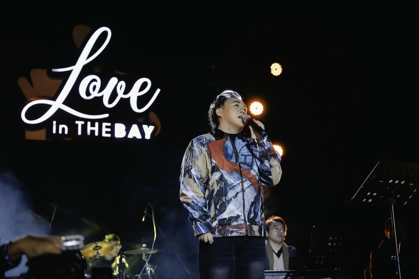 Khán giả hát theo Trung Quân Idol loạt ca khúc hit giữa thời tiết giá rét - Ảnh 2.