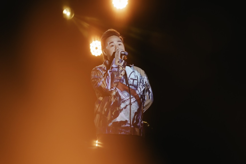 Khán giả hát theo Trung Quân Idol loạt ca khúc hit giữa thời tiết giá rét - Ảnh 3.