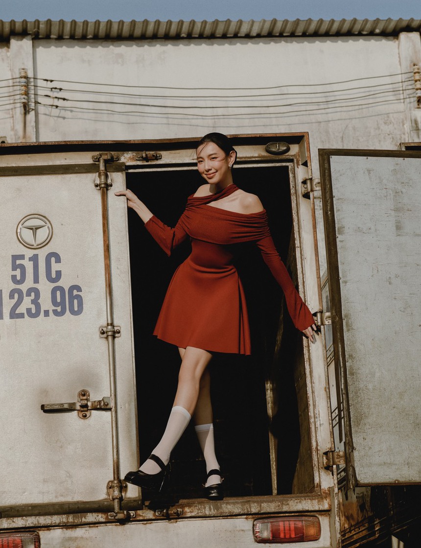 Hoa hậu Thùy Tiên tung bộ ảnh mới đậm chất Sài Gòn - Ảnh 3. Hoa hậu Thùy Tiên tung bộ ảnh mới đậm chất Sài Gòn - Ảnh 3.