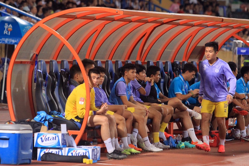 Thủ môn CLB Hà Nội đang đi theo vết xe của Bùi Tiến Dũng, cơ hội ra sân ngày càng hiếm hoi - Ảnh 3.