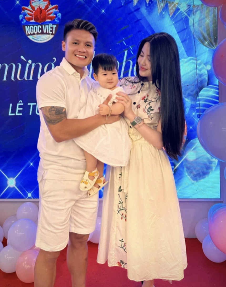 Quang Hải sắp đính hôn với bạn gái Chu Thanh Huyền Quang Hải sắp đính hôn với bạn gái Chu Thanh Huyền