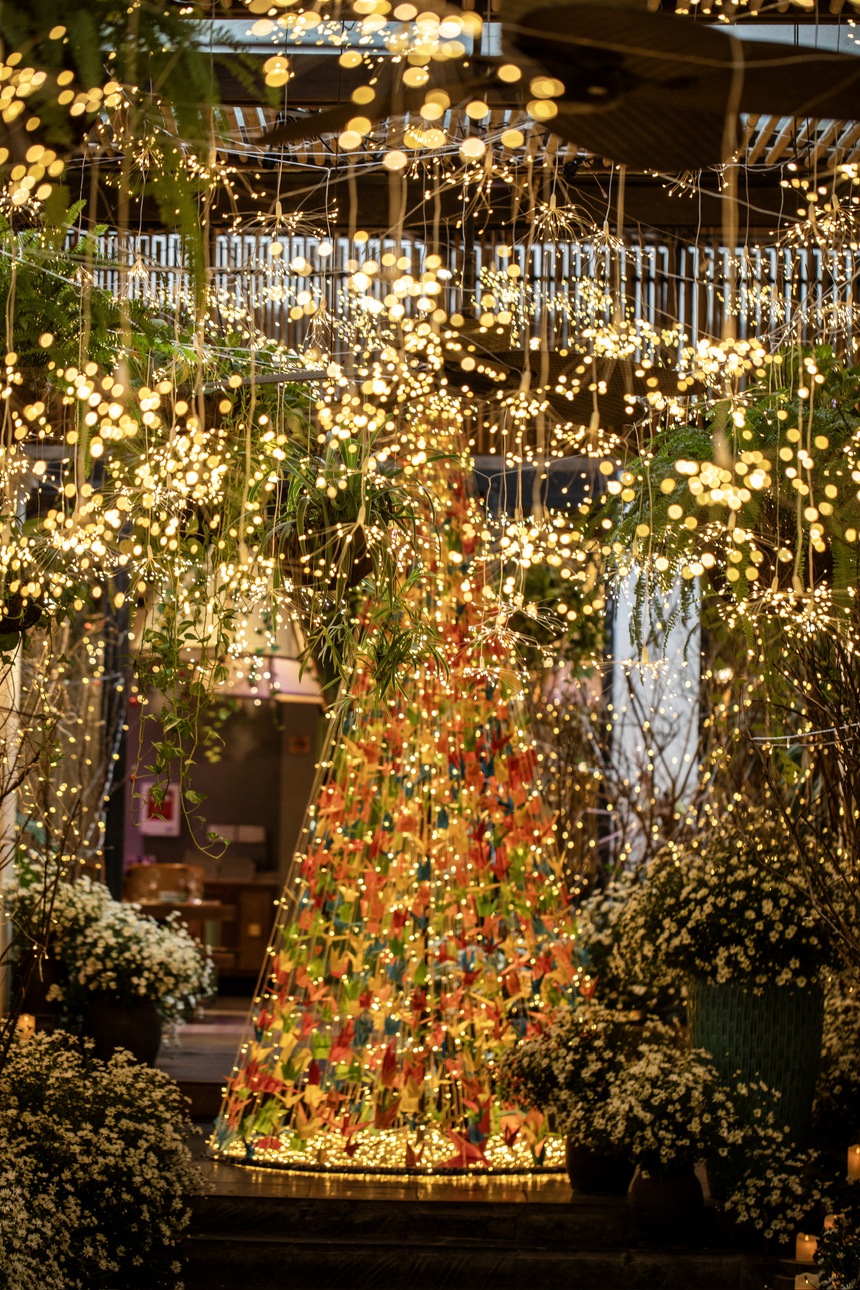 Rừng thông Noel từ tre và hạc giấy đậm nét văn hoá Việt ở Hà Nội - Ảnh 6. Rừng thông Noel từ tre và hạc giấy đậm nét văn hoá Việt ở Hà Nội - Ảnh 6.